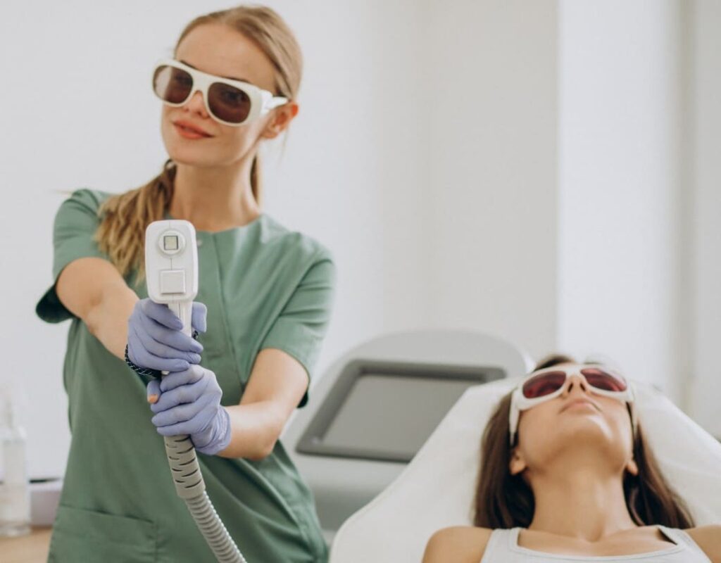Mujer apuntando con pistola de depilación láser
